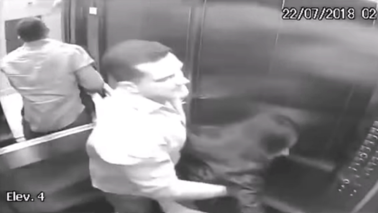 Marito picchia la moglie che poi precipita giù dal balcone: il video di quella tragica notte