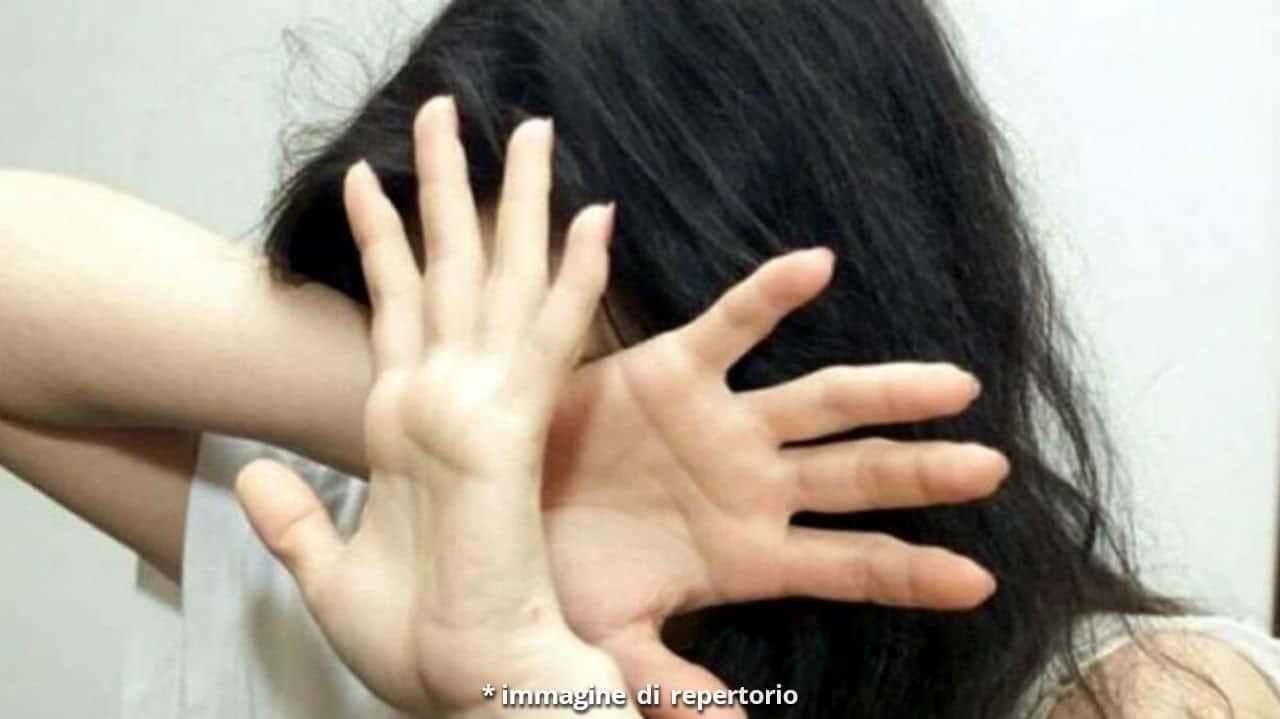 Donna violentata dal figlio sotto l'effetto del crack