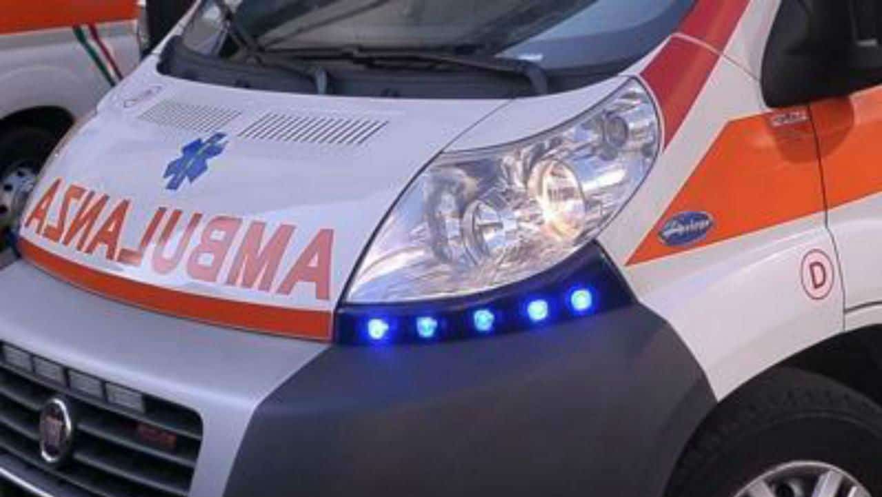 Pullman di studenti tampona un camion: un morto e 16 feriti