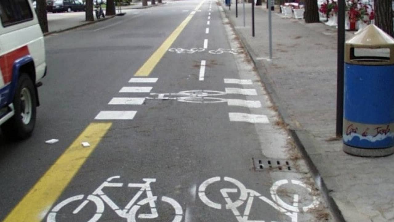 Bimba di 5 anni viene travolta sulla pista ciclabile: i vigli la multano