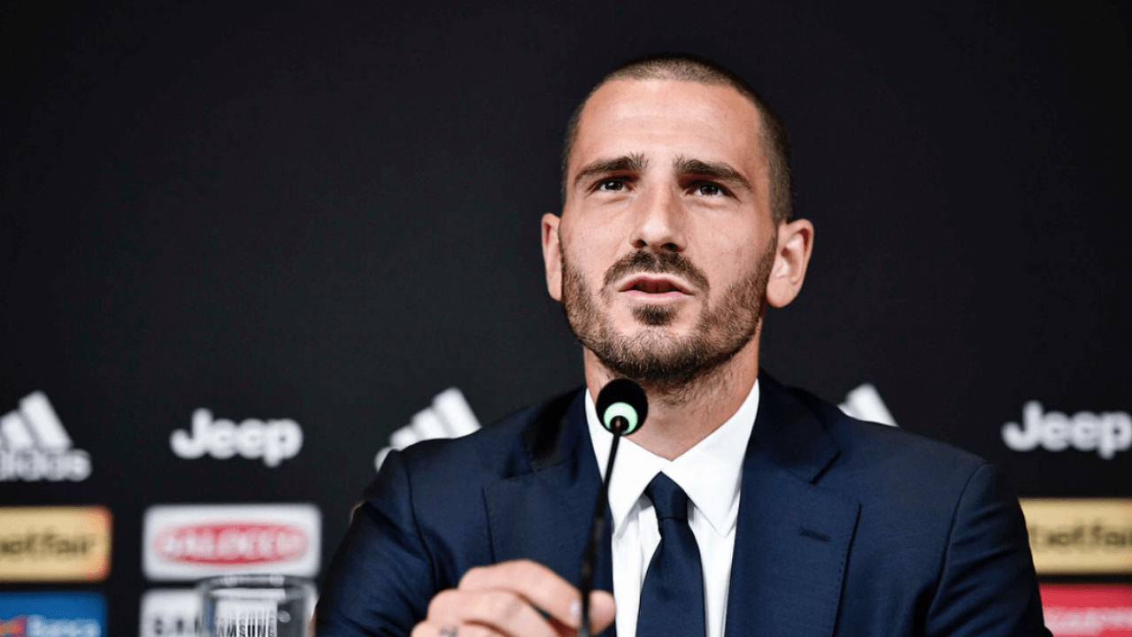 Augura la morte ai figli di Bonucci, la replica dura del calciatore