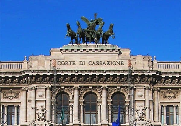 Cade in una buca, ma per la Cassazione è colpa sua: nessun risarcimento