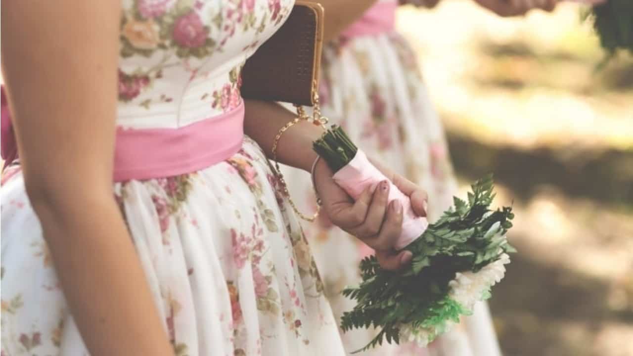 Super mamma: dopo 12 ore è la damigella d'onore con la figlia appena nata