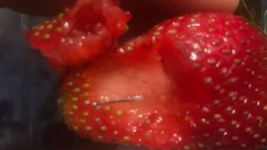 Una delle foto postate su Facebook che denuncia la presenza di aghi nei frutti rossi