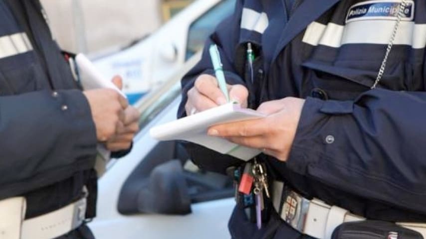 Vigili multano bimba travolta sulla ciclabile