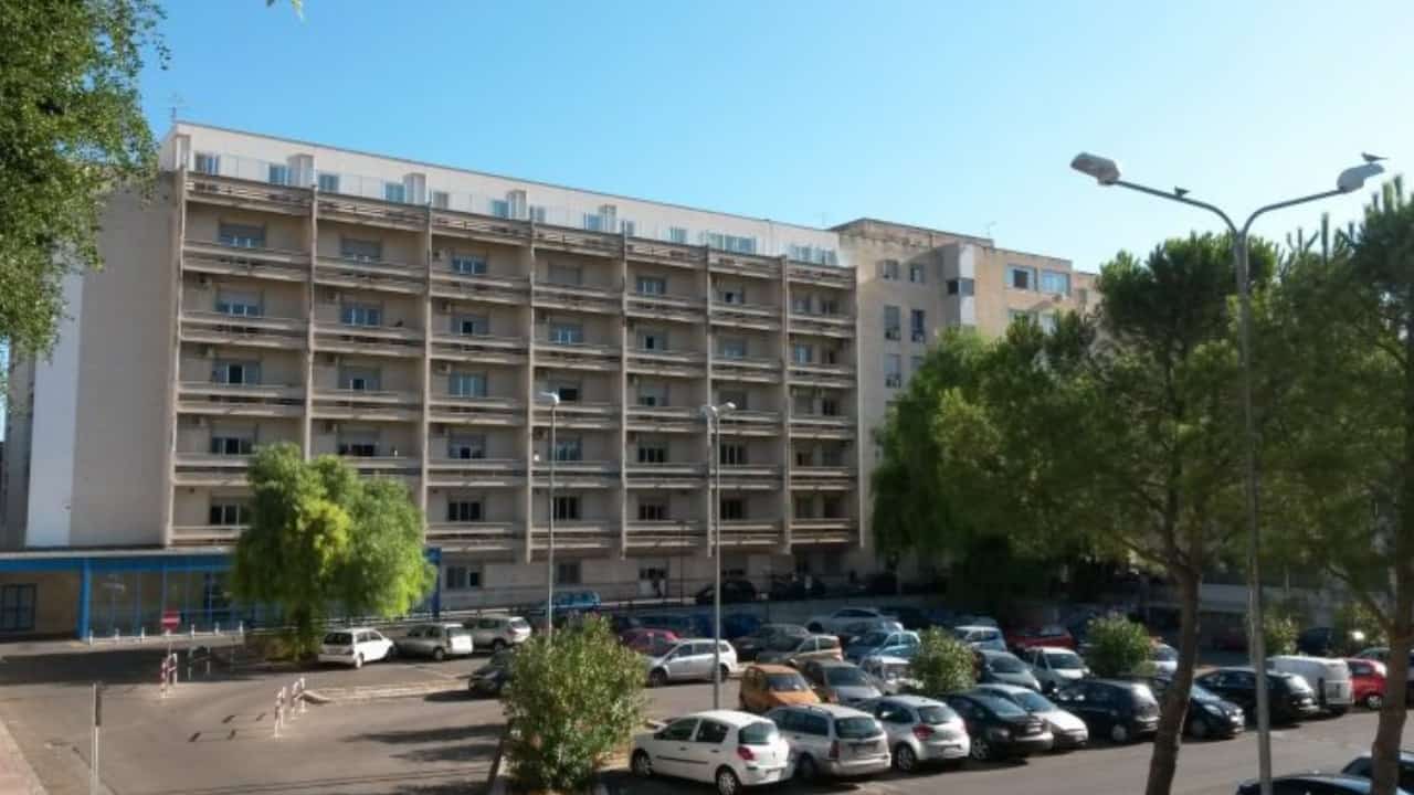 Donna muore in ospedale: ha passato troppo tempo in ascensore