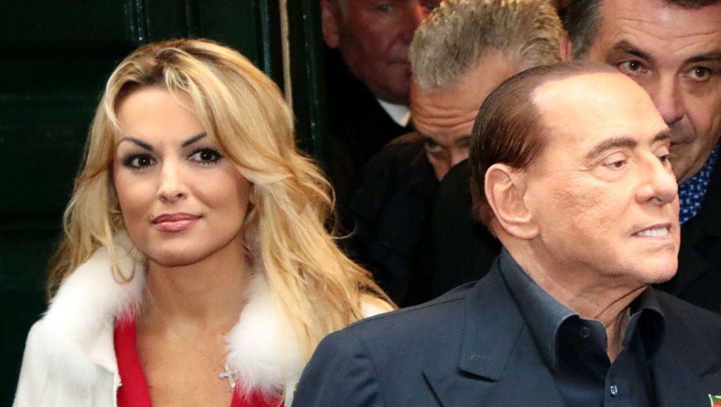 Francesca Pascale in barca in costume mentre Berlusconi si occupa dei figli
