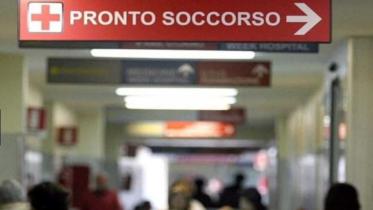 Gli rompe il timpano con un pugno: un'altra aggressione inaccettabile in ospedale