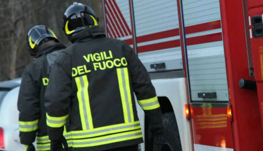 Pullman di studenti tampona un camion: un morto e 16 feriti