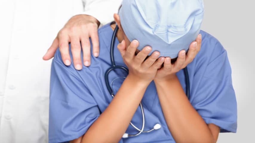 Gli rompe il timpano con un pugno: un'altra aggressione inaccettabile in ospedale
