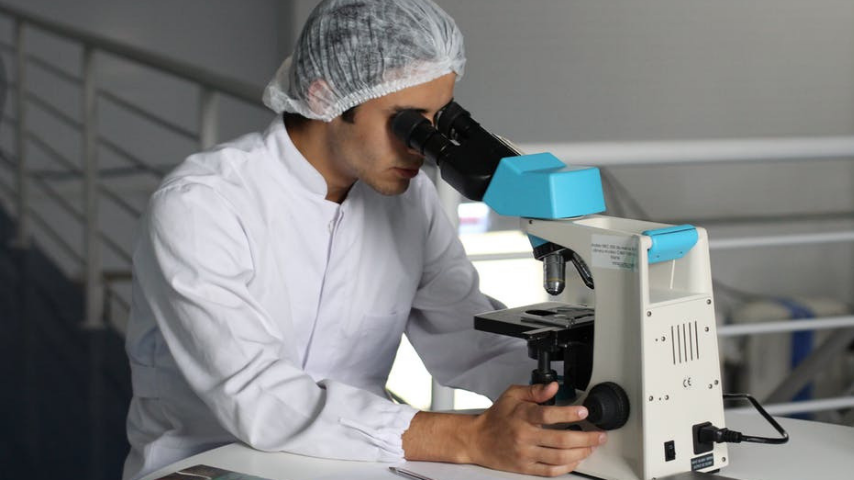 Ricercatori che giornalmente studiano per contrastare e prevenire il tumore al seno. Immagine di repertorio