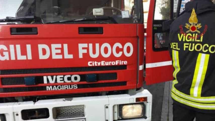 Rimangono bloccate in auto mentre affonda in un torrente: bimba salva la mamma
