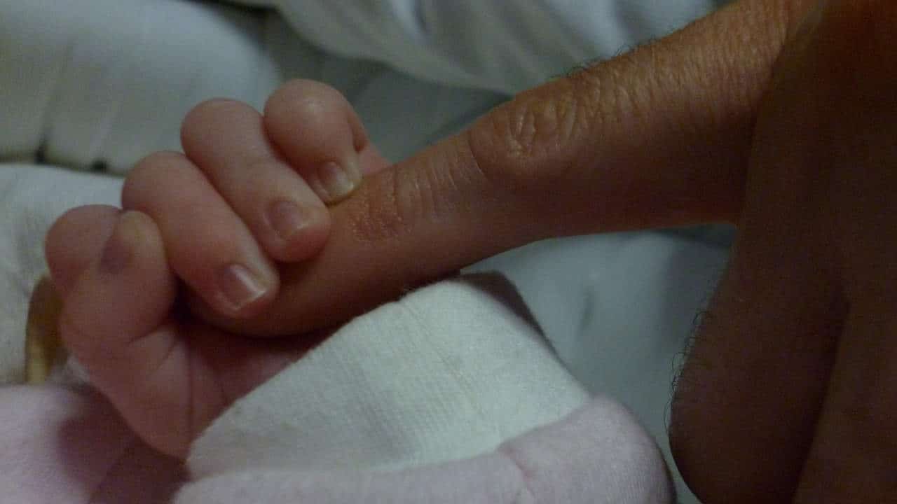 bimbo di 2 settimane vittima di violenza sessuale