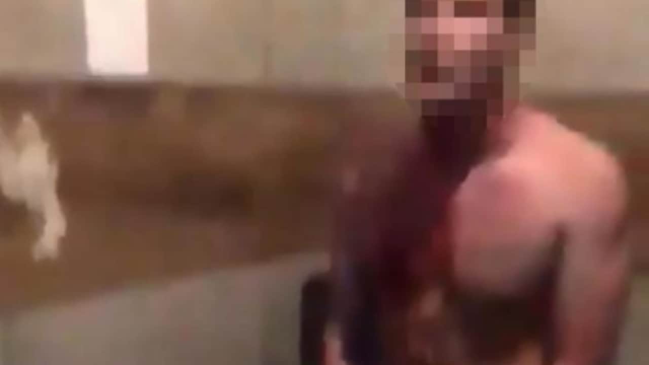 pedofilo bagno