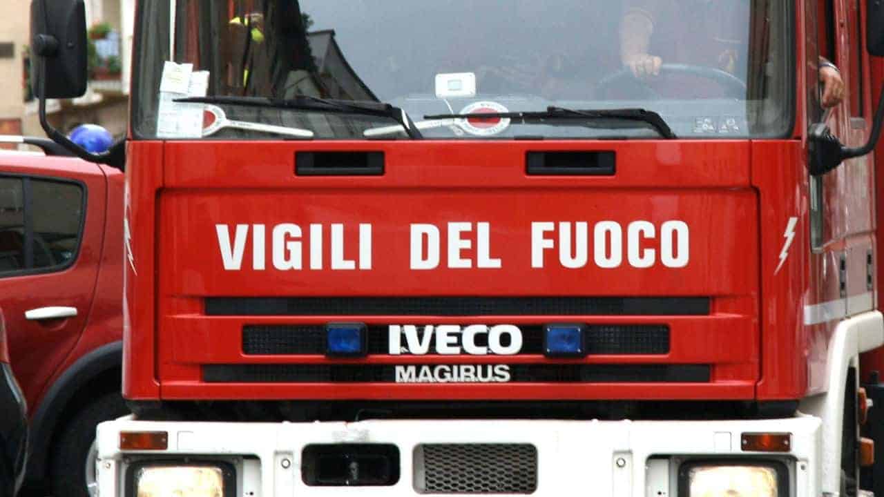Rimangono bloccate in auto mentre affonda in un torrente: bimba salva la mamma