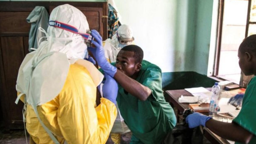 Alcuni medici intenti a visitare un paziente. Credits: BBC online