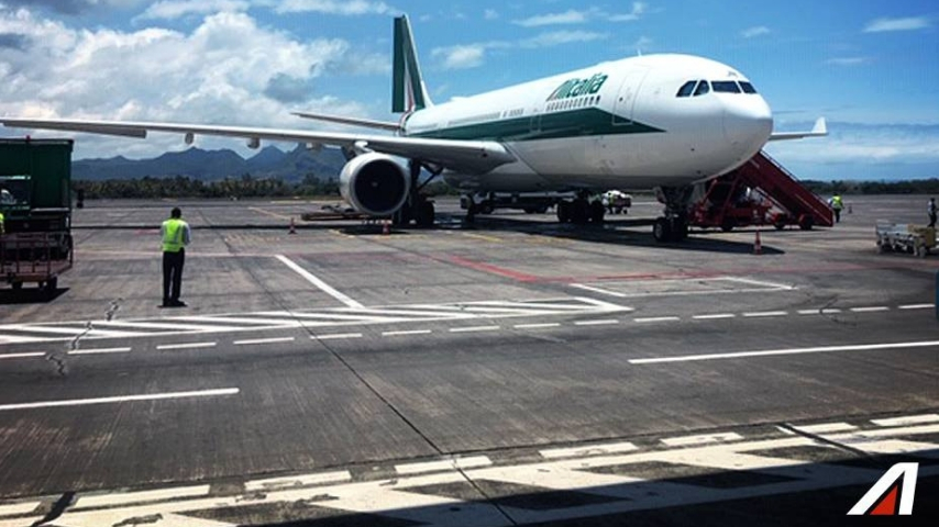 Il volo Alitalia da New York a Roma è atterrato a Fiumicino effettuando un atterraggio d'emergenza. Immagine: Alitalia/Facebook