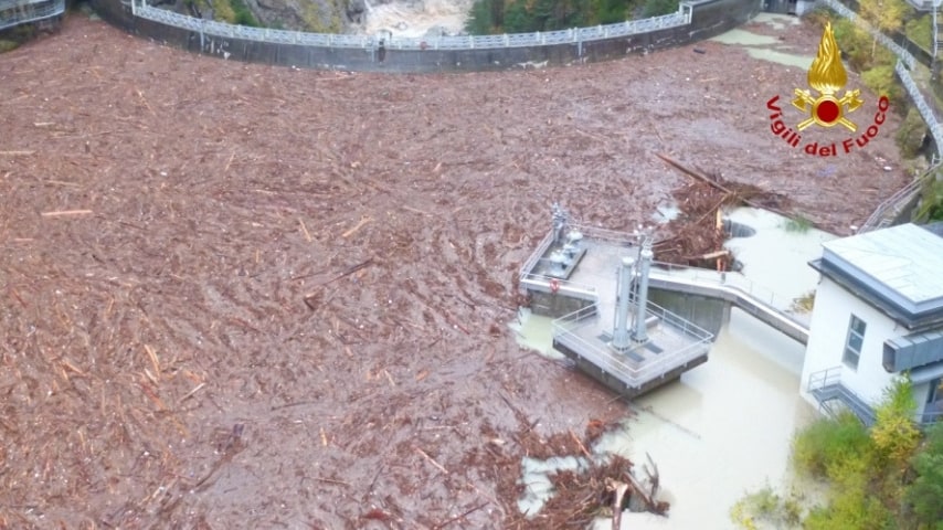 Le devastazioni in Val Visvende_ la diga del Comelico è piena di tronchi