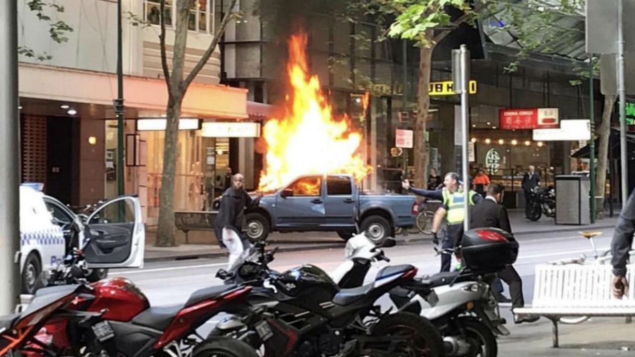 Australia, attacco col coltello alla polizia