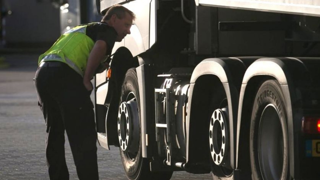 Scoperti al confine 15 bambini nascosti nella cella frigo di un camion