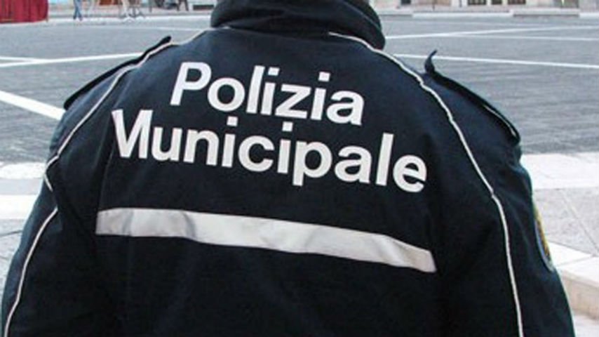 Uomo muore in giardino, i vigili urbani trovano i figli denutriti e tra i rifiuti