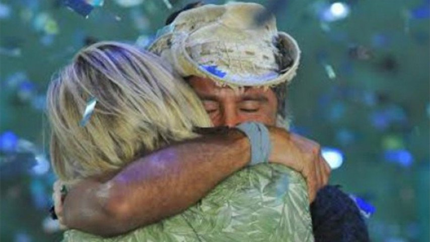 L'abbraccio tra Raz Degan e Paola Barale dopo la vittoria all'Isola dei famosi