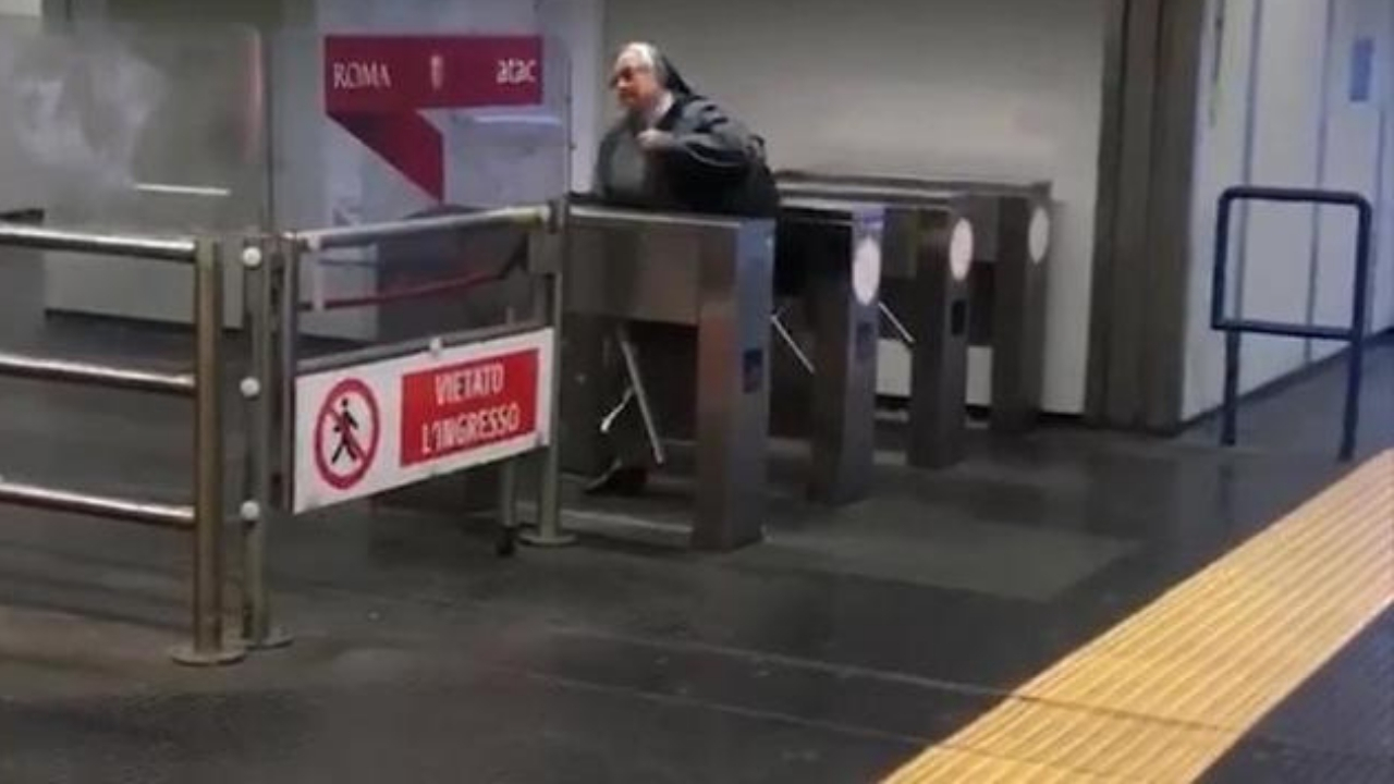 suora scavalca tornelli metro roma senza fare biglietto