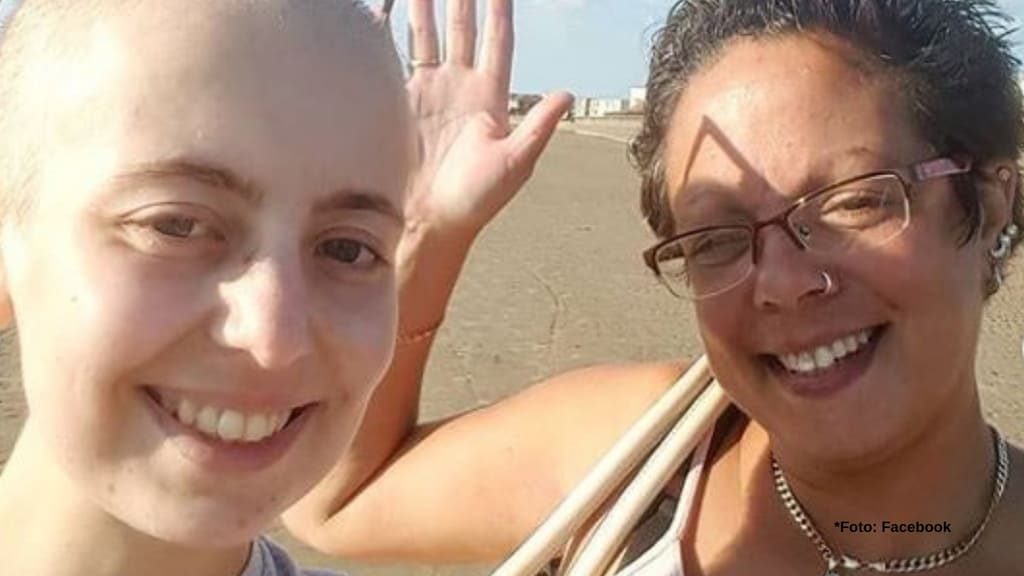 Alicia Embrey e la madre (Foto Facebook)
