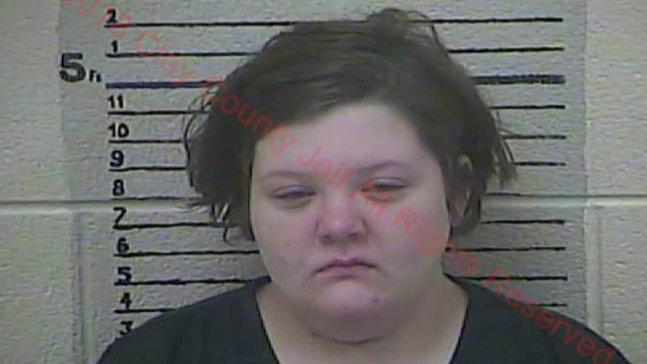 Amber Bowling, accusata di aver ucciso e gettato in un sacco nero il figlio di 3 giorni