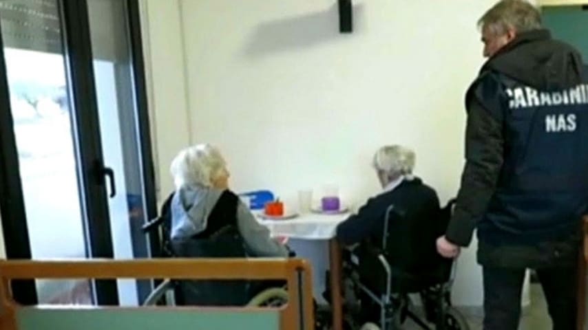 due anziani seduti nella mensa di una casa di riposo