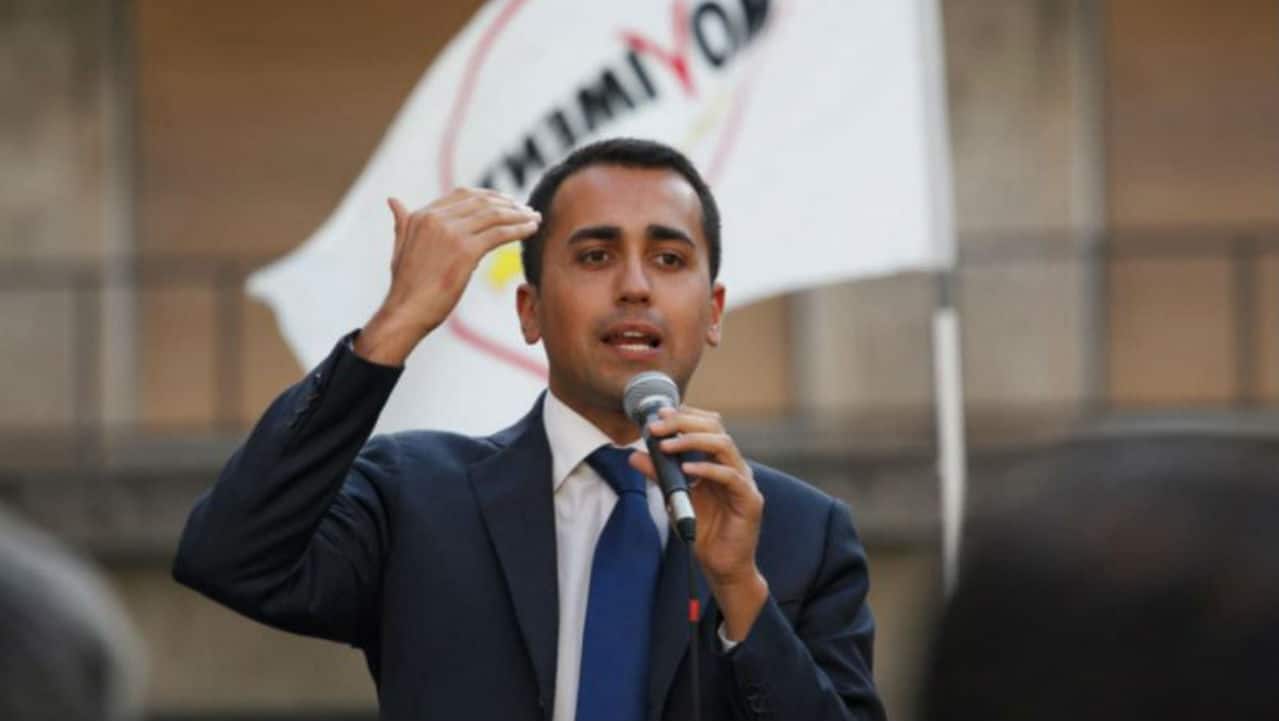 Di fronte alla casa di Di Maio a Pomigliano: operai minacciano di darsi fuoco