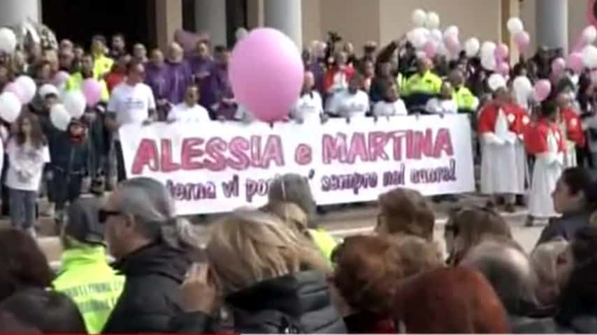 Immagini del funerale di Alessia e Martina
