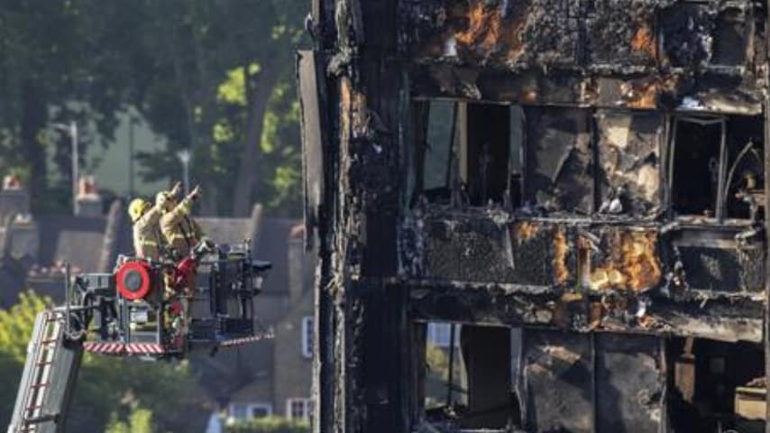 Immagine del rogo della Grenfell Tower