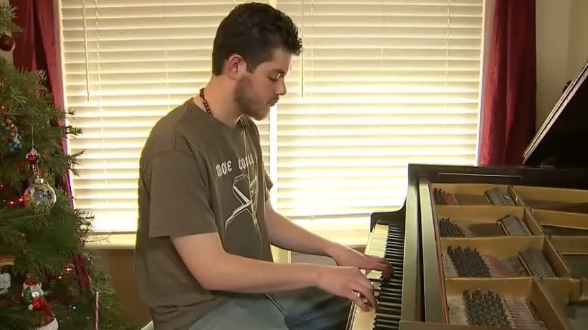 jake smith al pianoforte