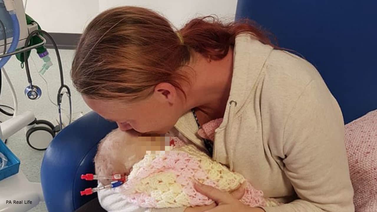 Bimba di 2 settimane muore per un bacio