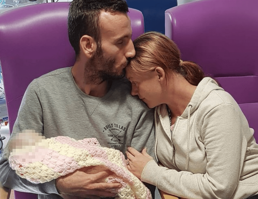 Bimba di 2 settimane muore per un bacio