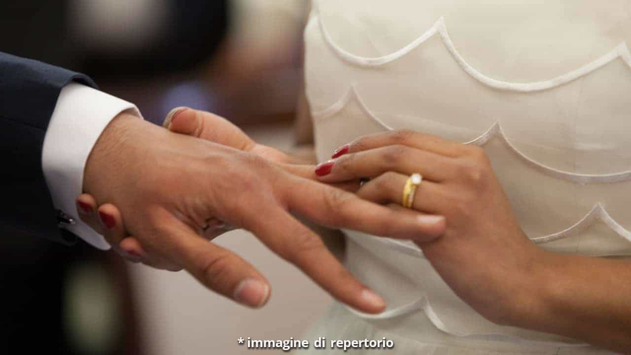Si veste da sposa al matrimonio dell’amante: il video diventa virale