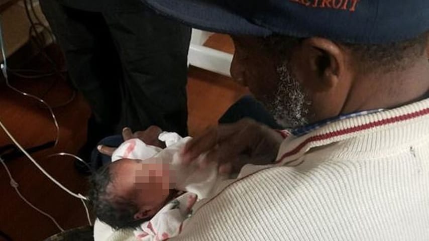 parto-prematuro-papà-sceglie-vita-figlia