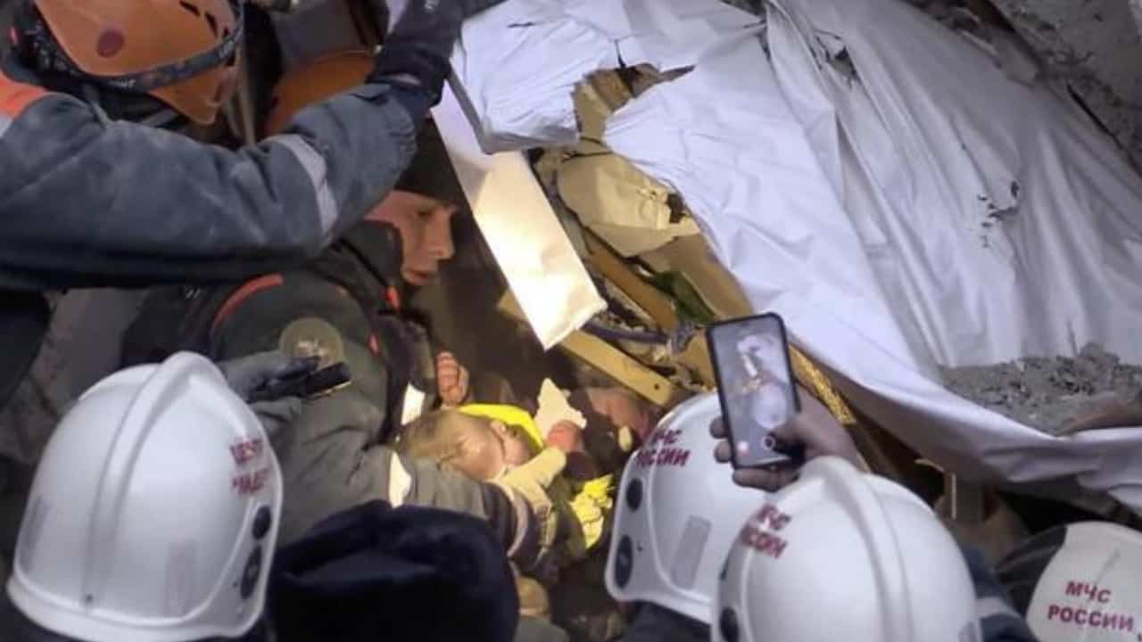 Russia: crolla una palazzina, bimbo estratto vivo dalle macerie dopo 35 ore