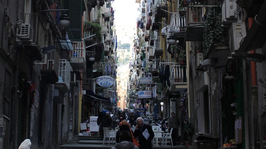 Gradoni di Chiaia, a Napoli, dove un uomo è stato arrestato per aver legato il guinzaglio al collo della fidanzata