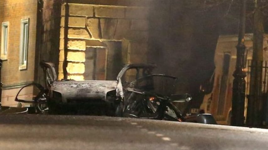 L'auto dopo l'esplosione. Credits Mirror Uk