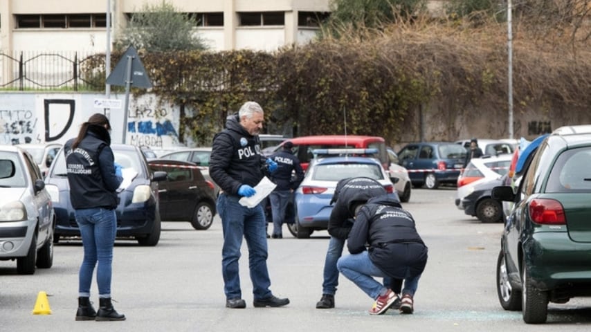 Le indagini in corso sul luogo dell'agguato ANSA