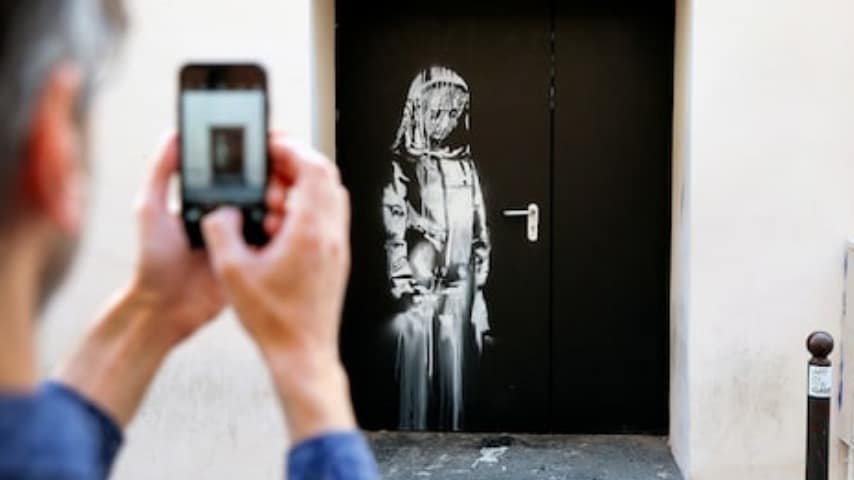 L'opera di Bansky dipinta sull'uscita di sicurezza del Bataclan