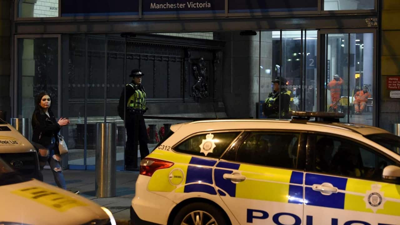 Manchester: uomo accoltella i passanti invocando “Allah”