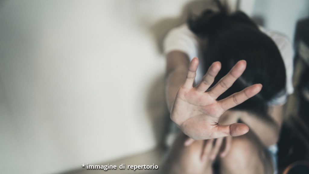 Le offrono un lavoro da babysitter ma la trasformano in una schiava del sesso