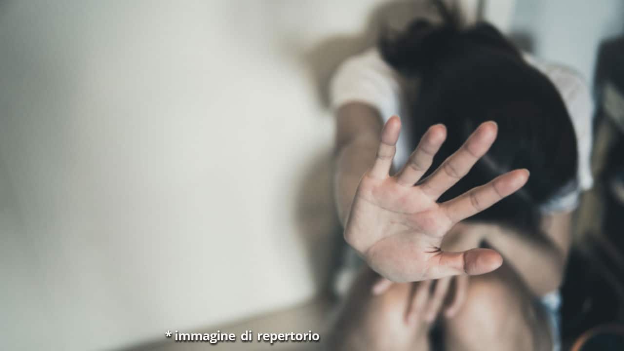 donna che si protegge e difende con la mano