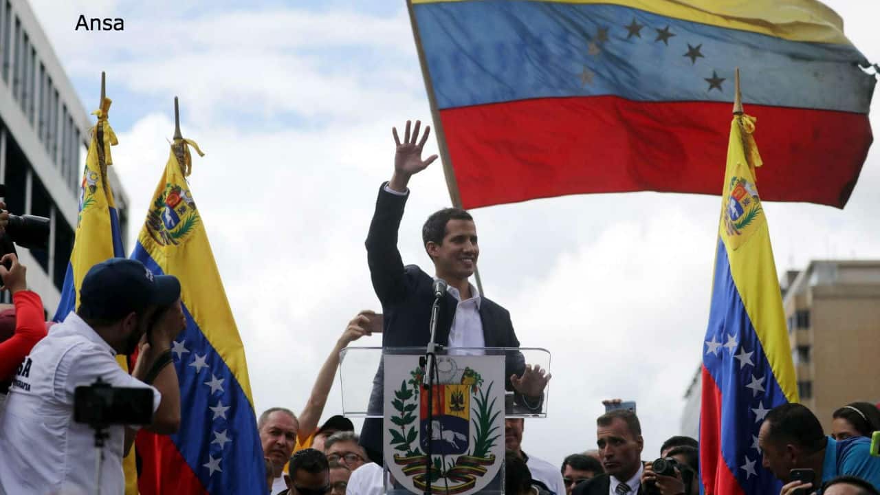 Venezuela, Guaidó si proclama presidente