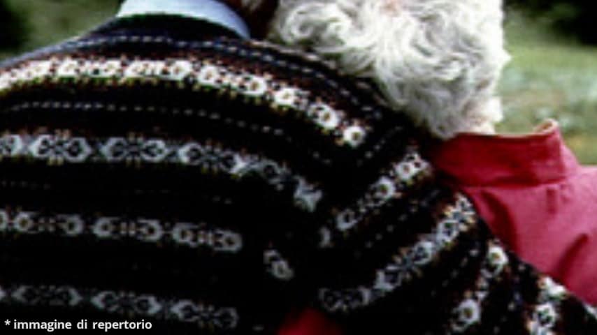 Un'anziana si innamora di un 25enne e spende 100mila euro