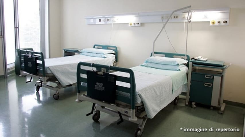 Un paziente 90enne muore in attesa di essere tarsferito a casua di un ascensore guasto