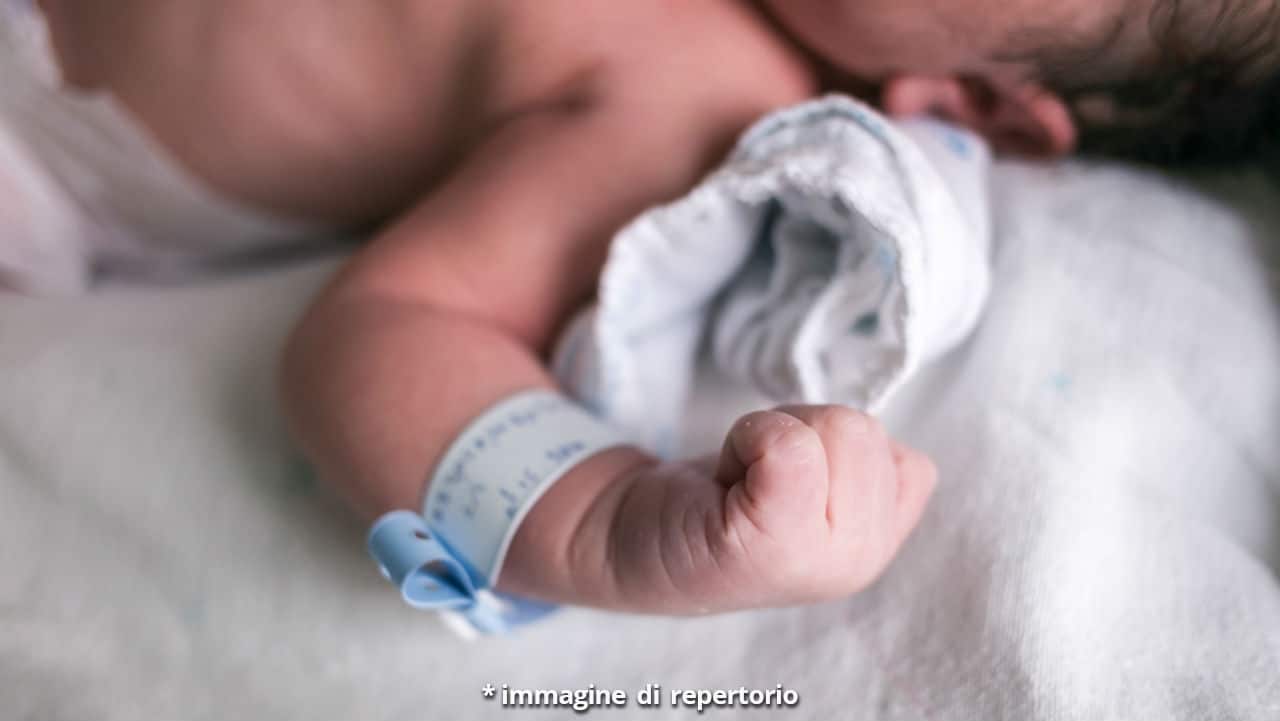 Soffoca nella culla, inutile la corsa in ospedale per una bimba di 7 mesi